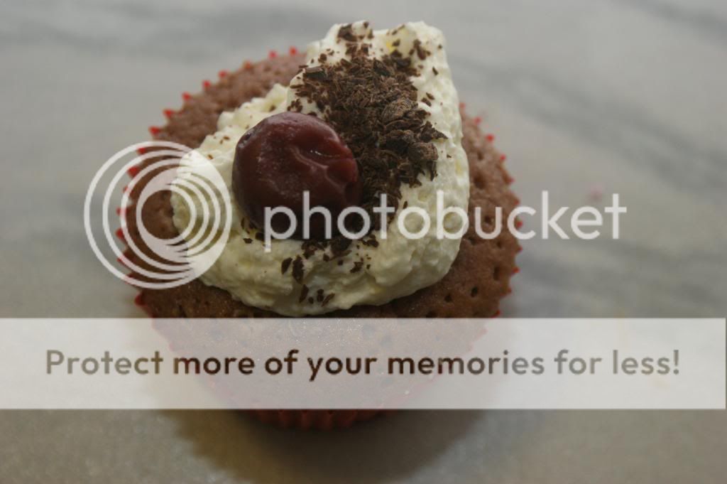 http://i1321.photobucket.com/albums/u544/patriciavalentijnbazen/Schwartzwalderkirschcupecake_zps9e3f2fcf.jpg