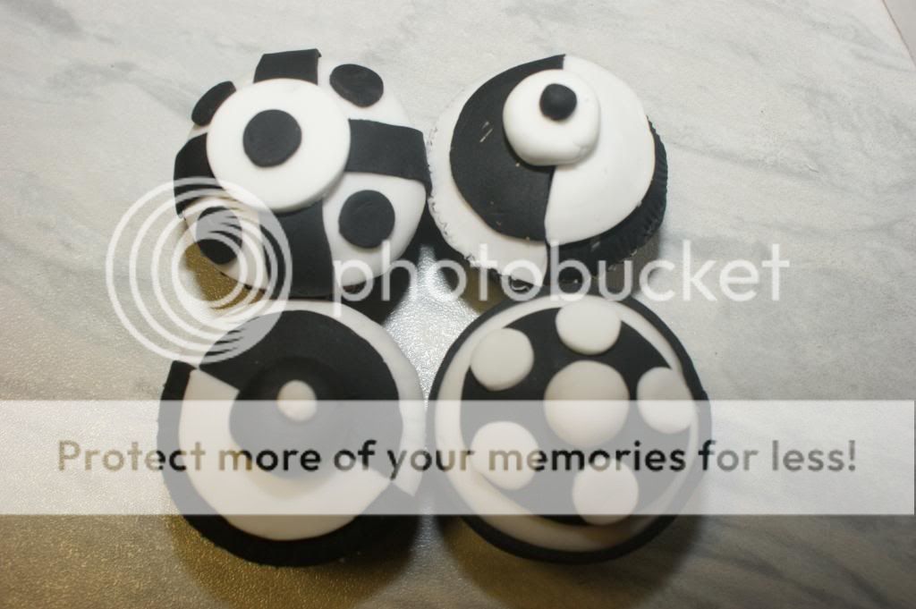 http://i1321.photobucket.com/albums/u544/patriciavalentijnbazen/Zwartwitcupcakeseenheerlijklaagjefondant1_zps79aebe17.jpg