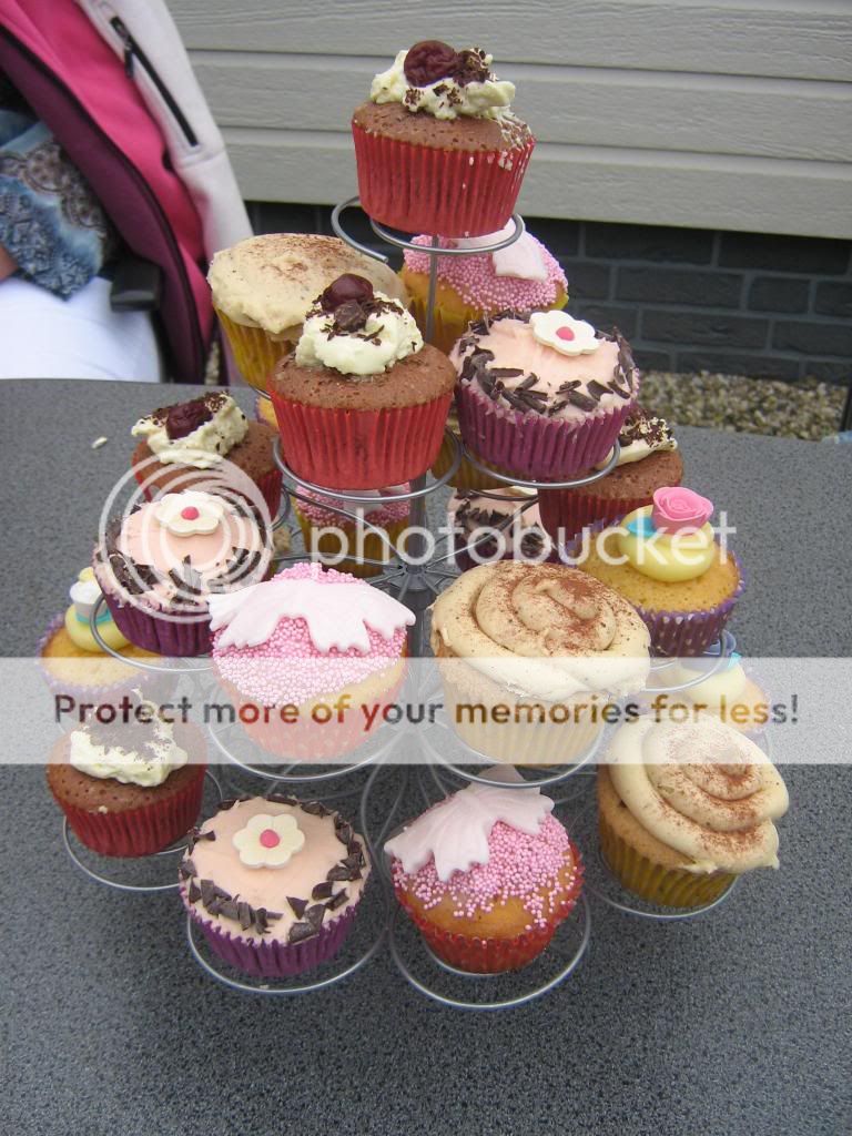 http://i1321.photobucket.com/albums/u544/patriciavalentijnbazen/cupcakemasverjaardag2012_zps416d8c00.jpg